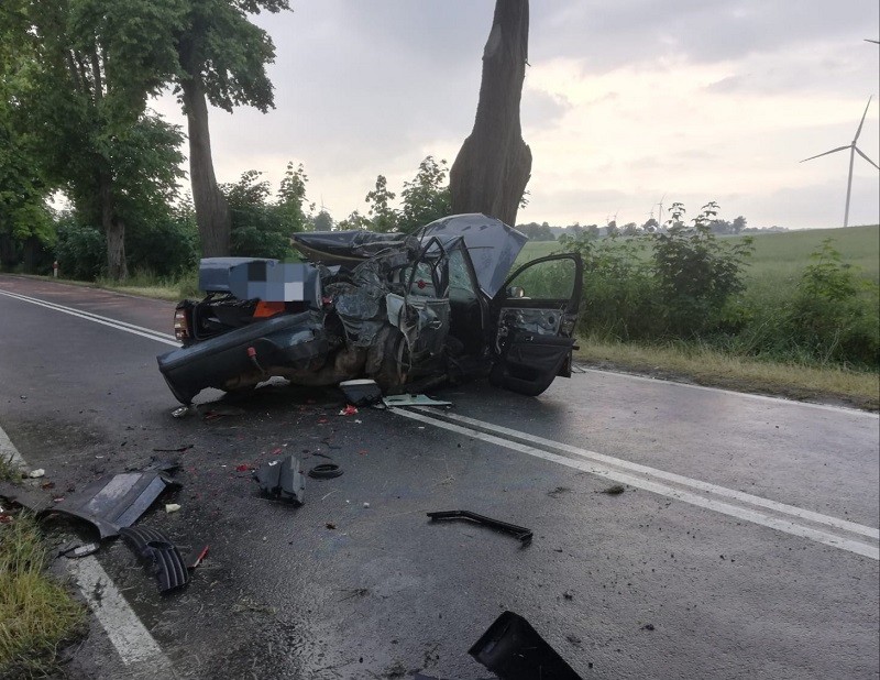 Uderzył w przydrożne drzewo. Ranne dziecko przetransportowano LPR-em do szpitala - raport sztumskich służb mundurowych.