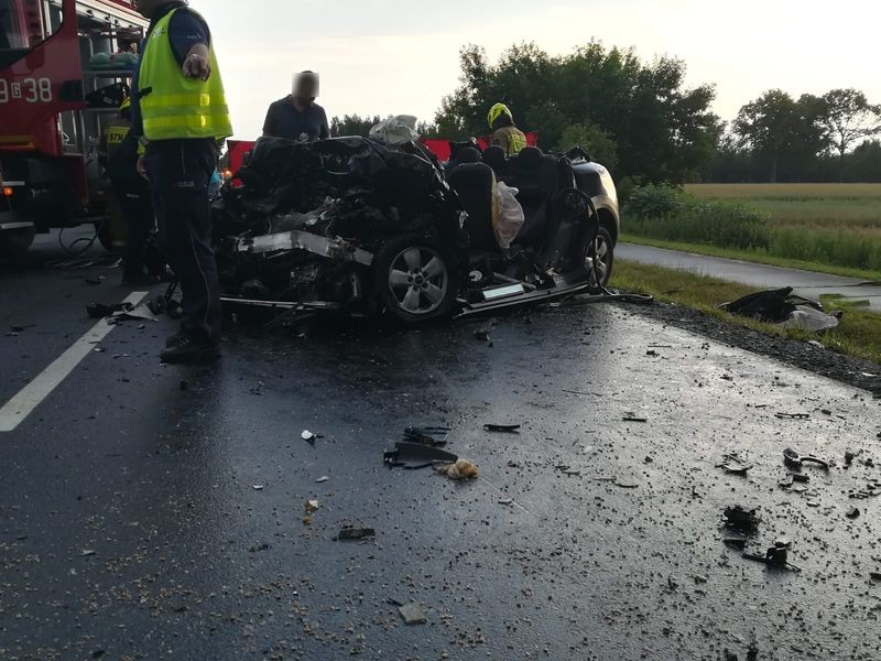 DK55. W czołowym zderzeniu z ciężarówką, kierowca osobówki poniósł śmierć na miejscu.