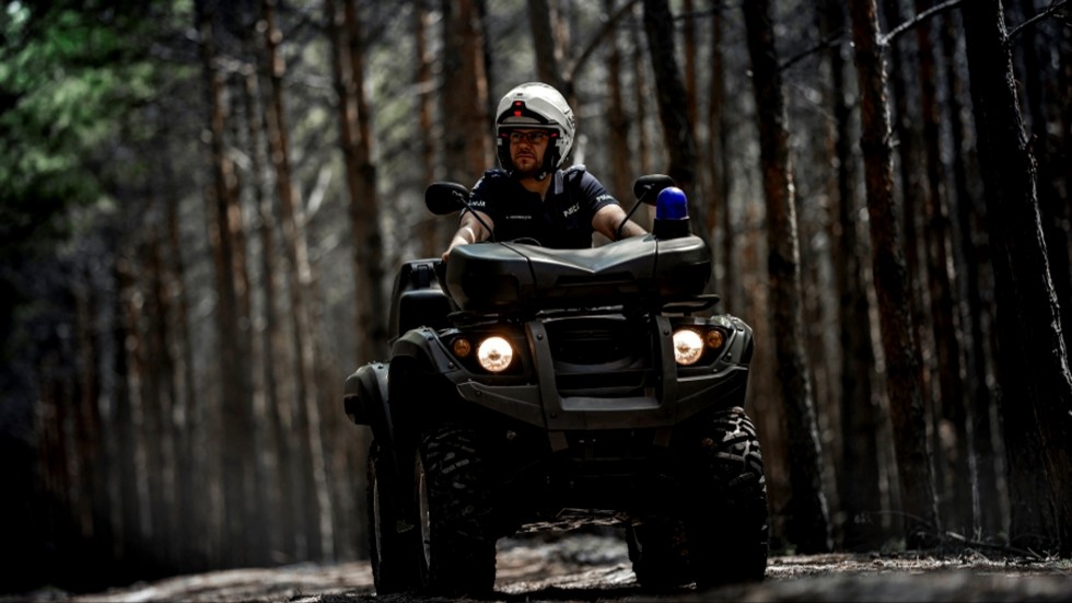Nowy Dwór Gdański. Policjanci na quadach patrolują tereny nadmorskie.