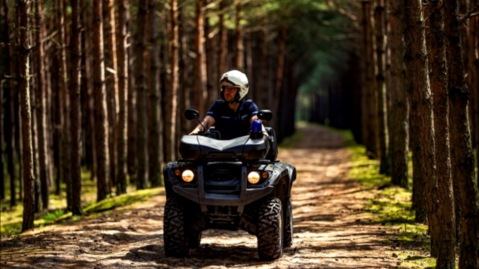 Nowy Dwór Gdański. Policjanci na quadach patrolują tereny nadmorskie.