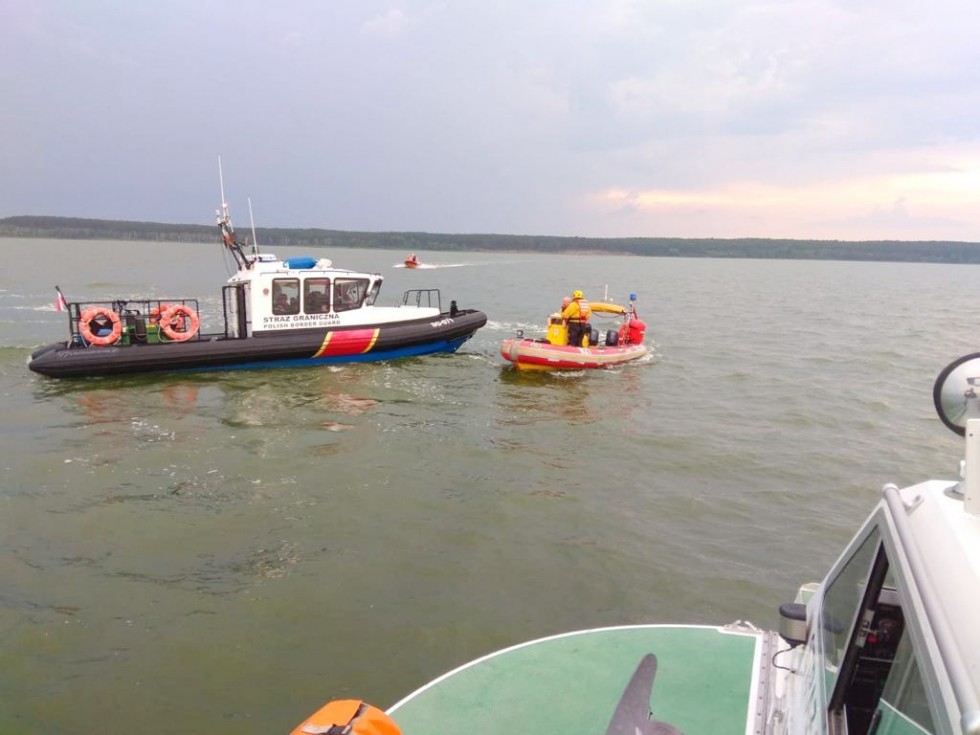 Piaski. Człowiek za burtą – wieczorna akcja ratunkowa na Zalewie Wiślanym.