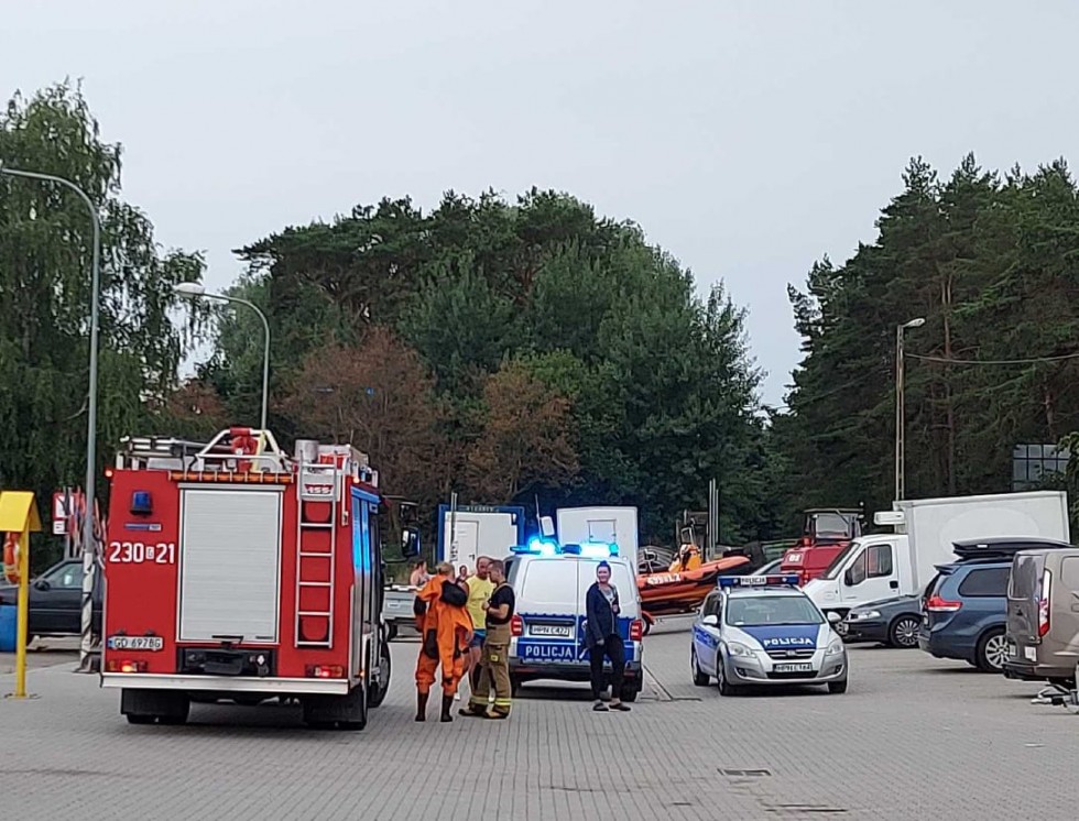 Piaski. Człowiek za burtą – wieczorna akcja ratunkowa na Zalewie Wiślanym.