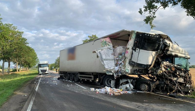 DK22. W wyniku zderzenia ciężarówek jeden z kierowców trafił do szpitala.