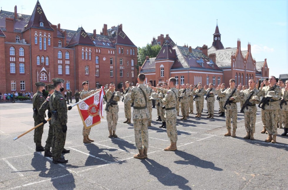 Malbork. Przysięga wojskowa absolwentów szkół mundurowych.