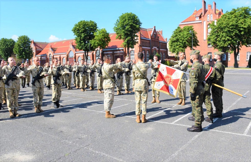 Malbork. Przysięga wojskowa absolwentów szkół mundurowych.