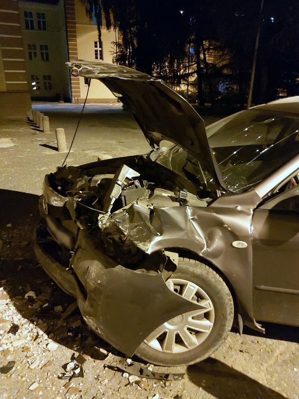 Elbląg. Niechlubne rekordy - pijany kierowca uderzył w budynek mieszkalny.
