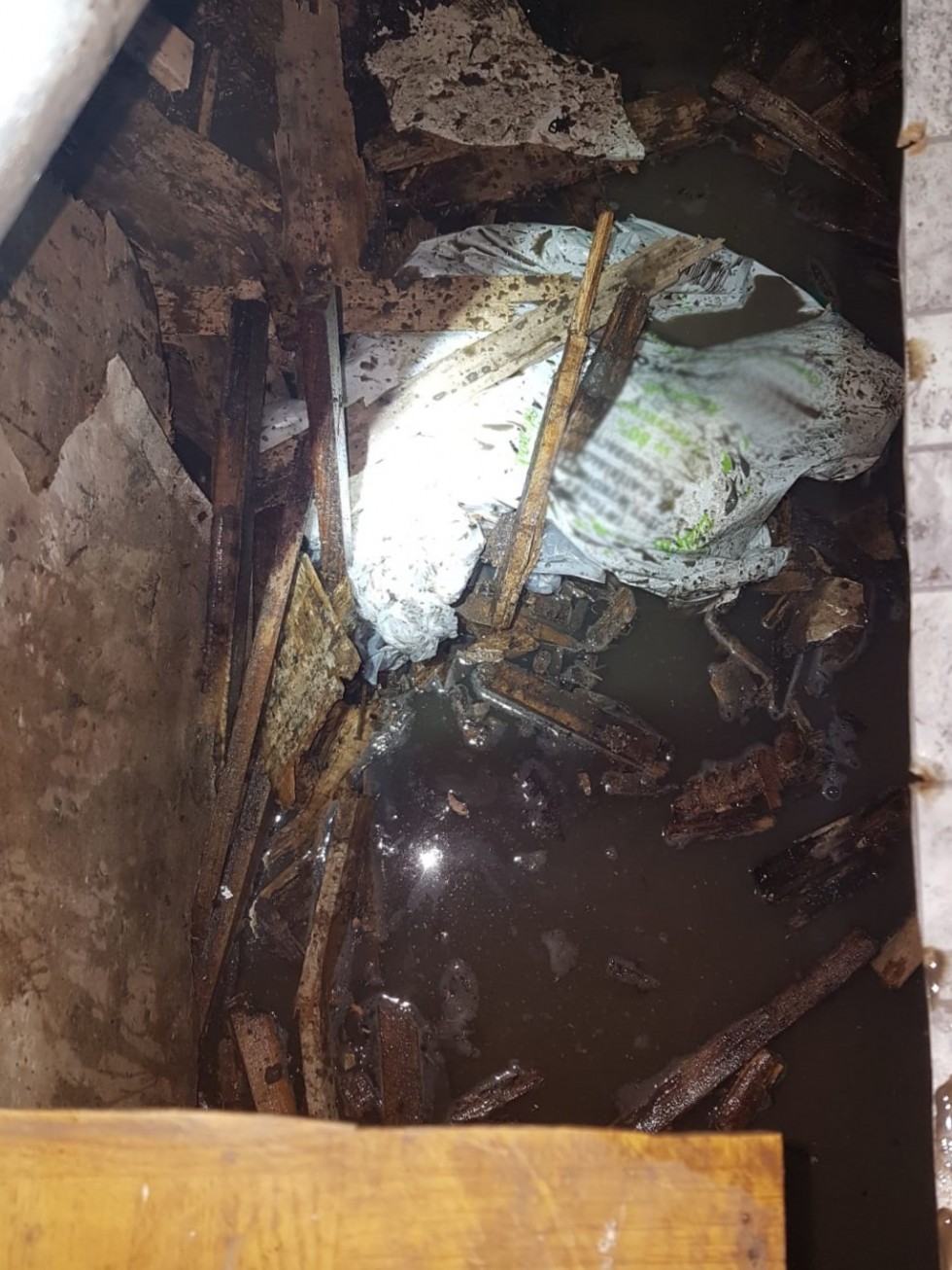 Na widok funkcjonariuszy Straży Granicznej schował się z narkotykami pod podłogę.