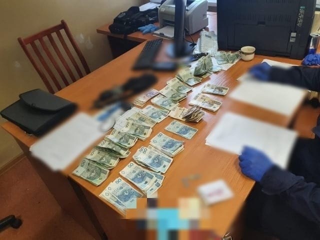 Krynica Morska. Napadli na właściciela baru i okradli z pieniędzy.