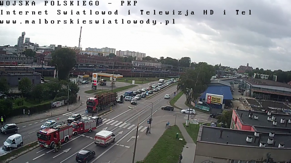 Pożar samochodu po wypadku trzech pojazdów na Alei Wojska Polskiego w Malborku. Zobacz moment zderzenia.