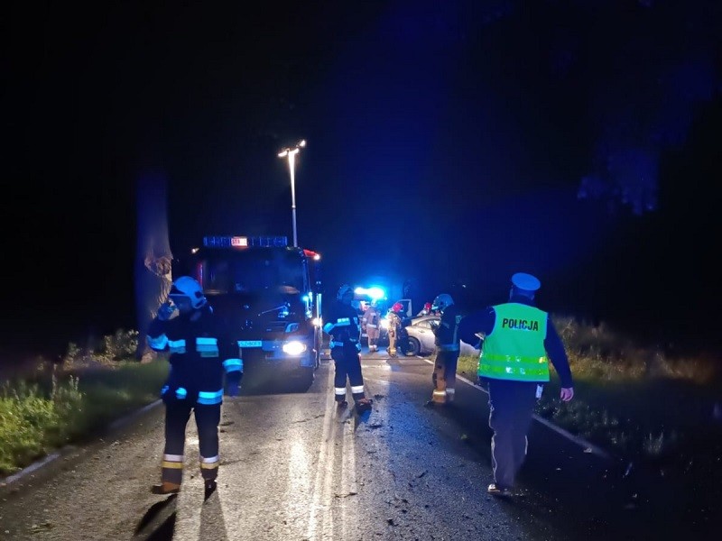 Dwie osoby ranne po uderzeniu osobówki w drzewo – raport sztumskich służb mundurowych.