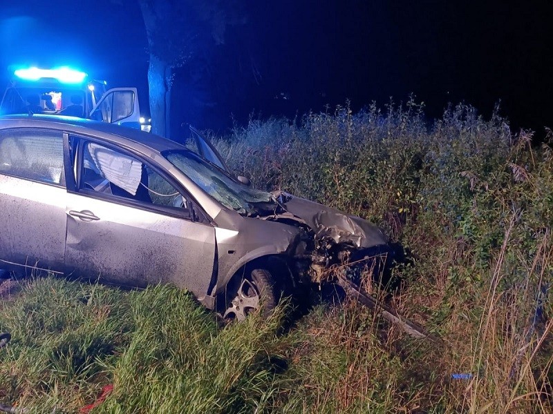 Dwie osoby ranne po uderzeniu osobówki w drzewo – raport sztumskich służb mundurowych.