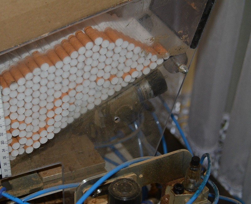 Bezdomny miał produkować nielegalne papierosy w przydomowej fabryce.