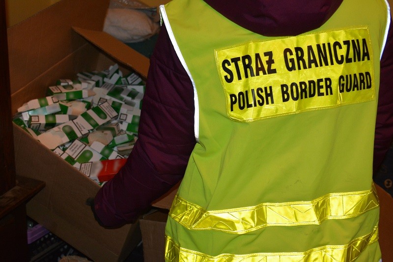 Bezdomny miał produkować nielegalne papierosy w przydomowej fabryce.