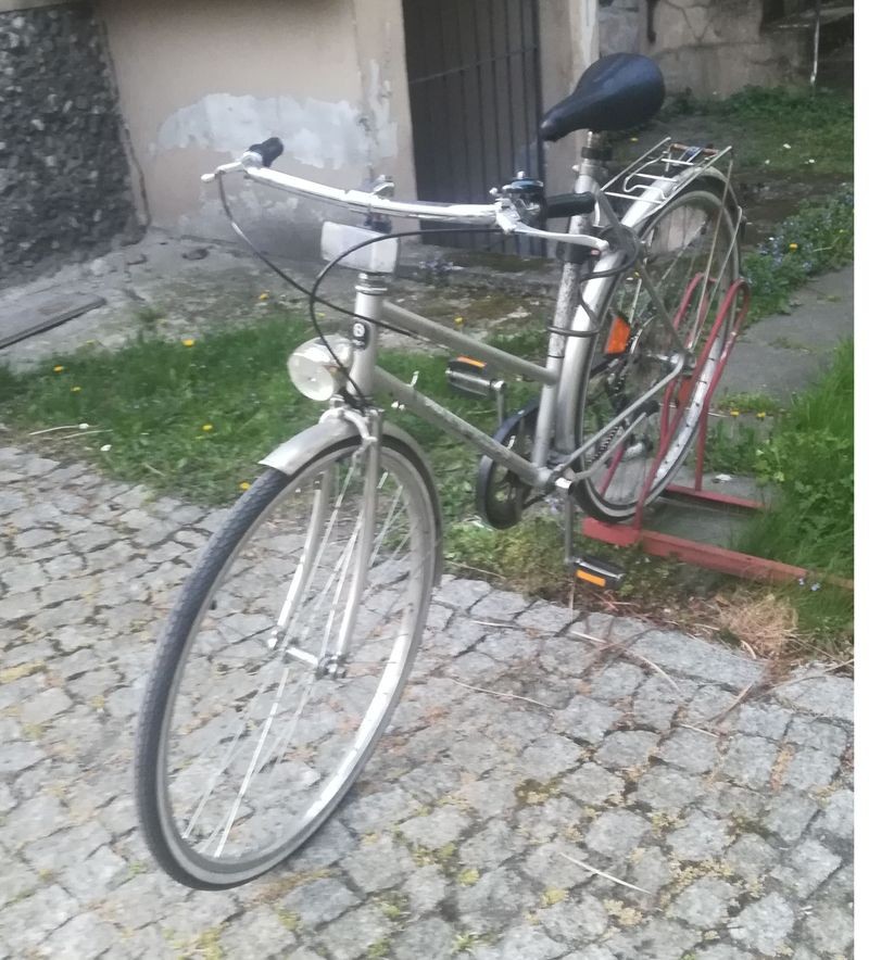 Malborska policja poszukuje sprawców zdarzeń drogowych i kradzieży rowerów.