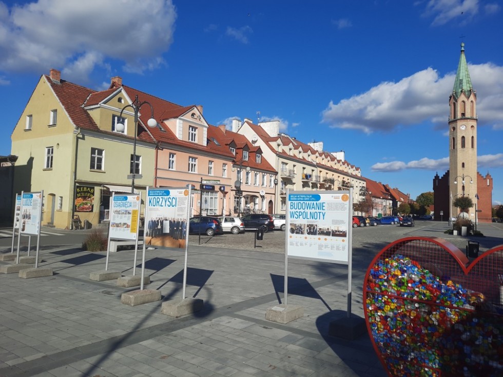 Nowy Staw. Wystawa plenerowa poświęcona Obszarowi Metropolitalnemu.