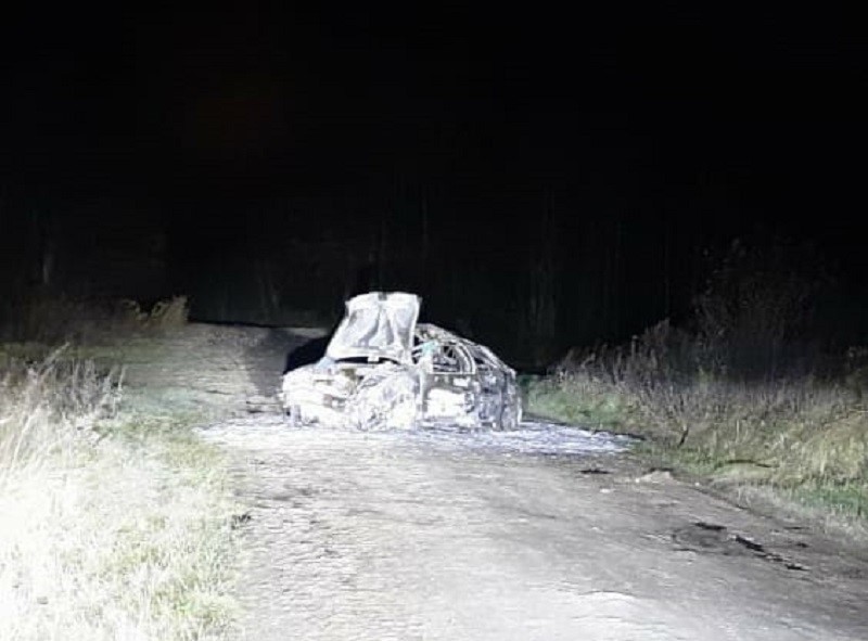 Powiat braniewski. Pościg za pijanym nastolatkiem. Samochód stanął w płomieniach.