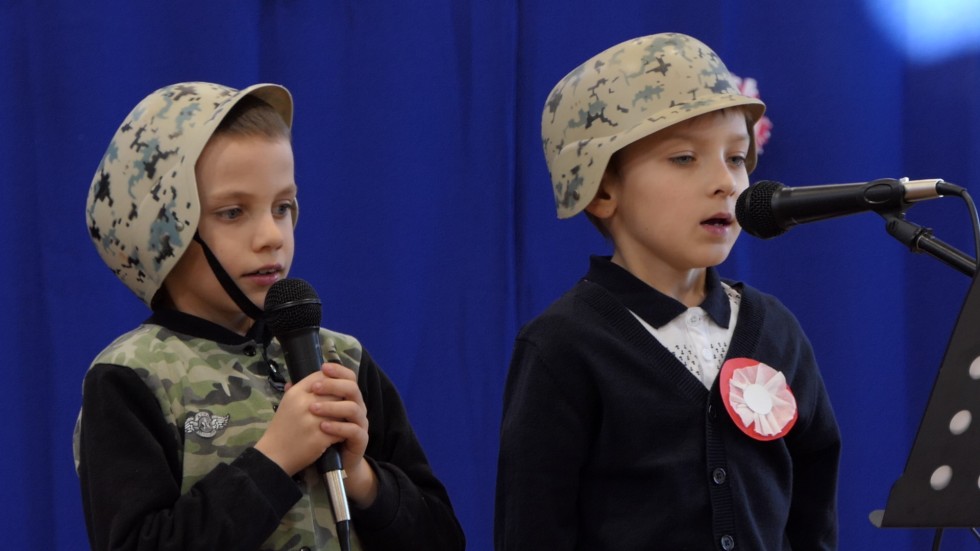 Rozkwitały pąki białych róż... - recital patriotyczny w SP w Nowej Wsi Malborskiej.