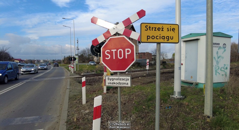 Bareja by się uśmiał. Kiedy w końcu uruchomiona zostanie sygnalizacja świetlna i szlabany na przejeździe kolejowo-drogowym w Malborku?