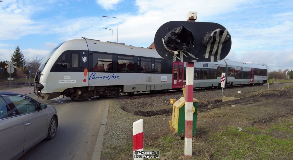 Bareja by się uśmiał. Kiedy w końcu uruchomiona zostanie sygnalizacja świetlna i szlabany na przejeździe kolejowo-drogowym w Malborku?
