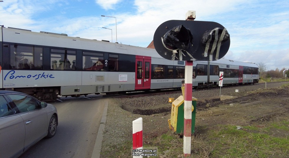 Bareja by się uśmiał. Kiedy w końcu uruchomiona zostanie sygnalizacja świetlna i szlabany na przejeździe kolejowo-drogowym w Malborku?