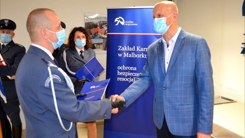 Malbork. 21 funkcjonariuszy Zakładu Karnego awansowało na wyższe stopnie.