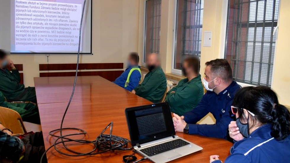 Malbork. Świadomy kierowca – wspólny program policjantów i Służby Więziennej.