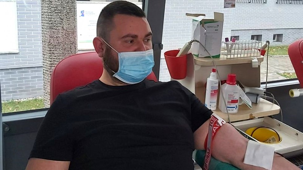 Malbork. Zebrano 10 litrów bezcennego daru – udana akcja policjantów.