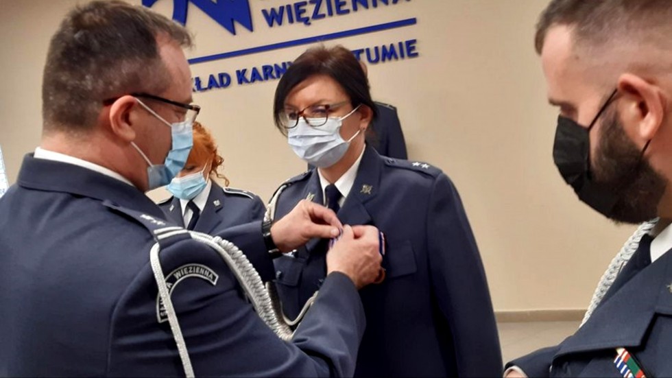 Sztum. 65 funkcjonariuszy Służby Więziennej awansowało na wyższe stopnie służbowe.