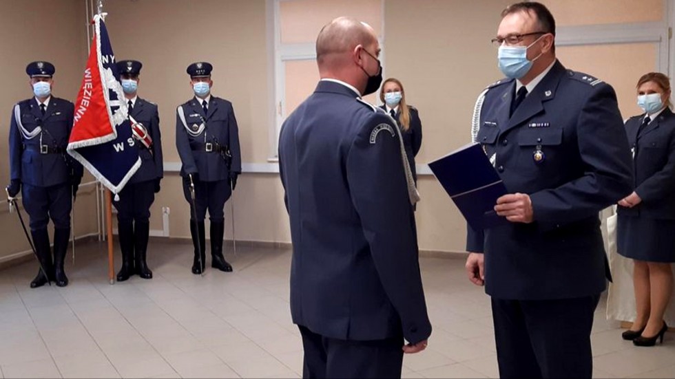 Sztum. 65 funkcjonariuszy Służby Więziennej awansowało na wyższe stopnie służbowe.