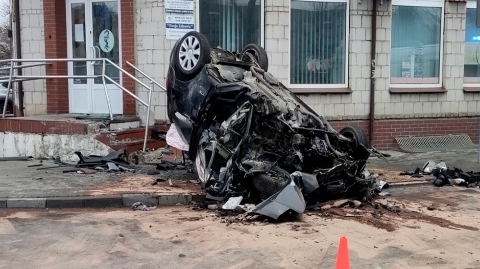 Braniewo. Osobówka roztrzaskała się o schody budynku. Nieprzytomny kierowca w szpitalu [wideo].