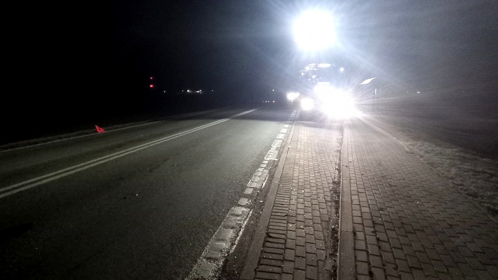 DK22. Jedna osoba poszkodowana po zderzeniu ciężarówki z nauką jazdy.