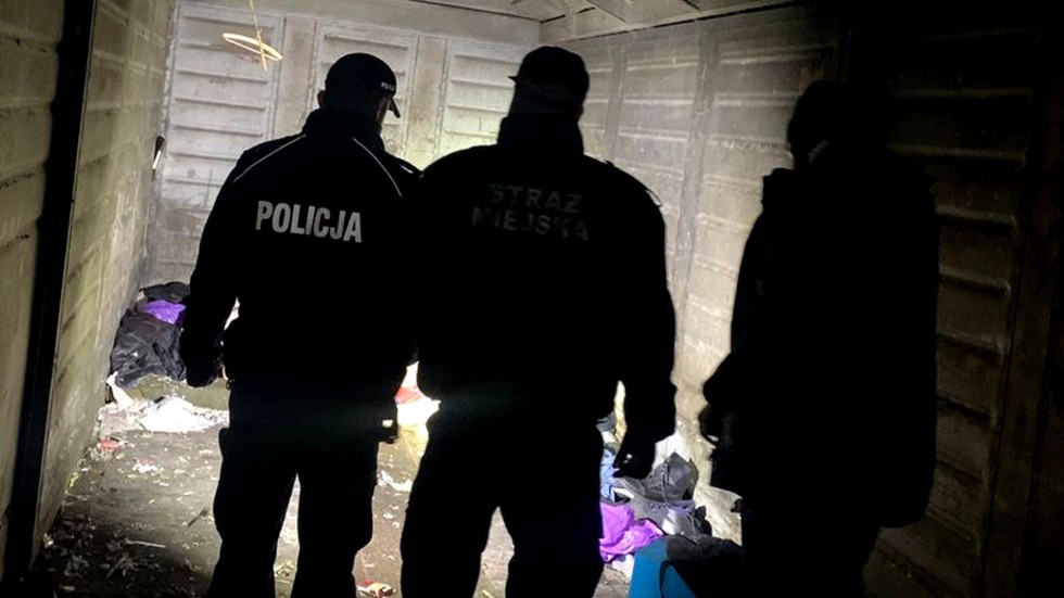 Malbork. Policjanci apelują - nie bądź obojętny na los bezdomnych.