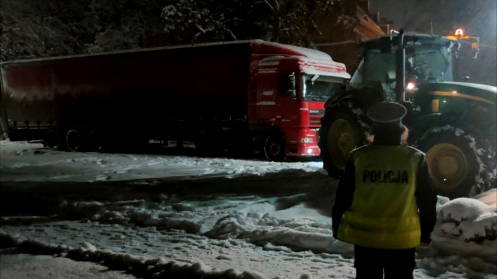 Sztum. I słuchaj tu ludzi – wjechał pod zakaz na deptak i utknął w śniegu.