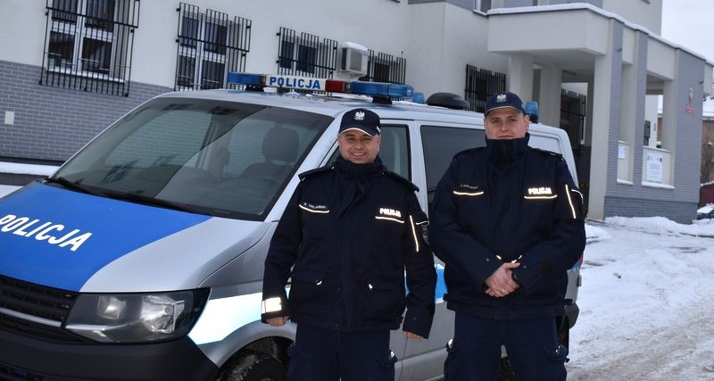 Malbork. Akcja na medal – policjanci uratowali starszego, wycieńczonego mężczyznę.