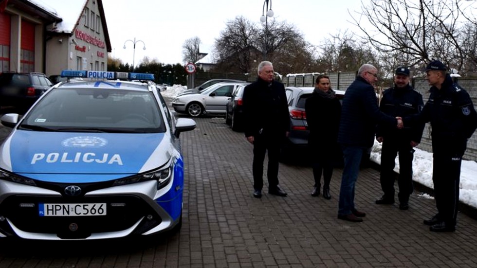 Policjanci z Nowego Stawu otrzymali nowy hybrydowy radiowóz.