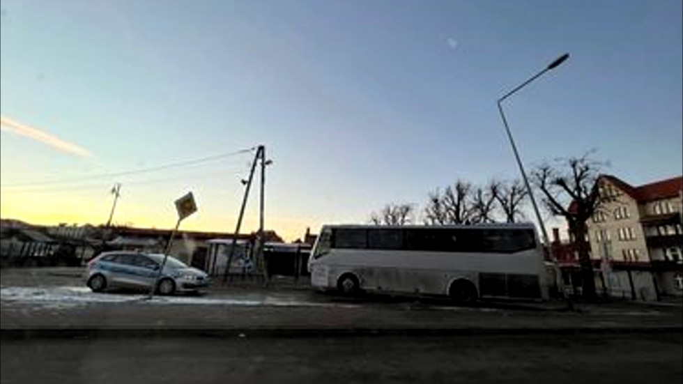Malbork. Autobus uderzył w słup telegraficzny, po drodze uszkadzając lampę i znak drogowy.