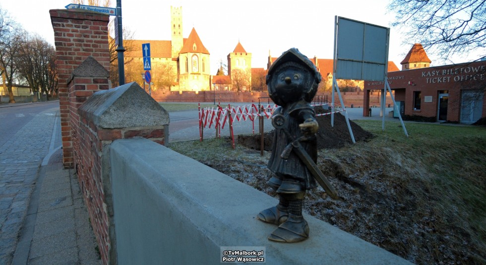 Malbork. Marianek nie wskazuje już drogi na zamek. Złamano mu prawą rękę [wideo, zdjęcia] Uwaga 1000 zł nagrody!