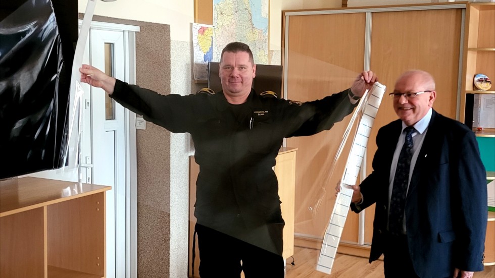 Malbork. Starostwo Powiatowe przekazało nowy sprzęt dla strażaków.