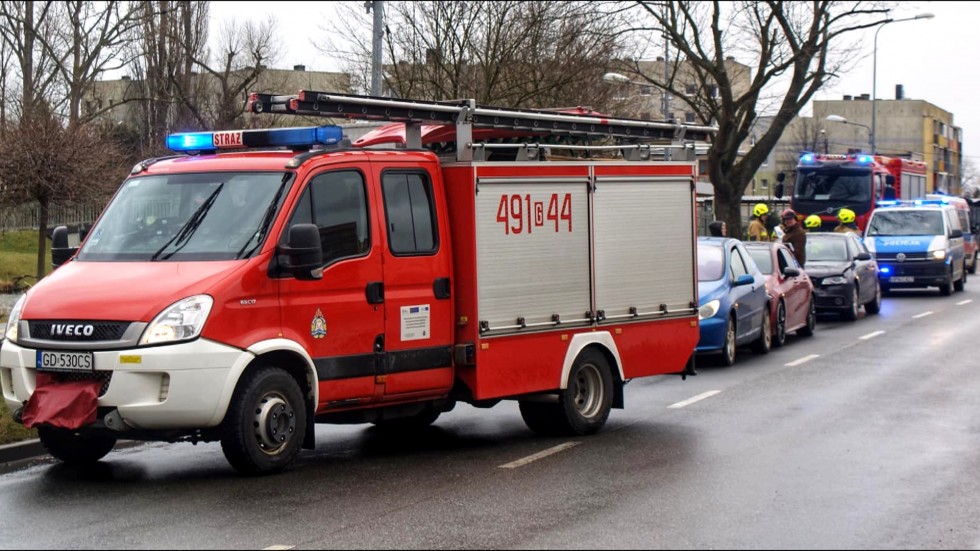 Nowy Dwór Gdański. Jedna osoba w szpitalu po zderzeniu się trzech osobówek.