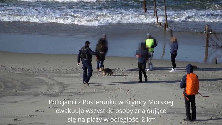 Piaski. Ewakuacja turystów z plaży i detonacja miny z czasów II wojny światowej.