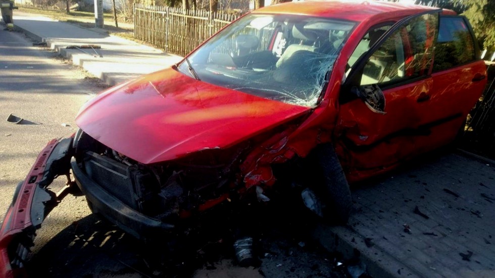 DK55. W wyniku czołowego zderzenia dwóch pojazdów jedna osoba trafiła do szpitala.