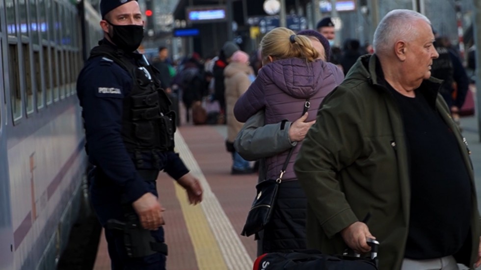 Nowy Dwór Gdański. Policjanci pomagają uchodźcom z Ukrainy przyjeżdżającym do województwa pomorskiego.