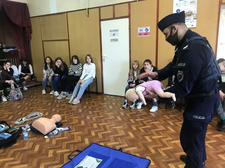 Sztum. Jak udzielić pierwszej pomocy – policjanci uczyli uczniów.
