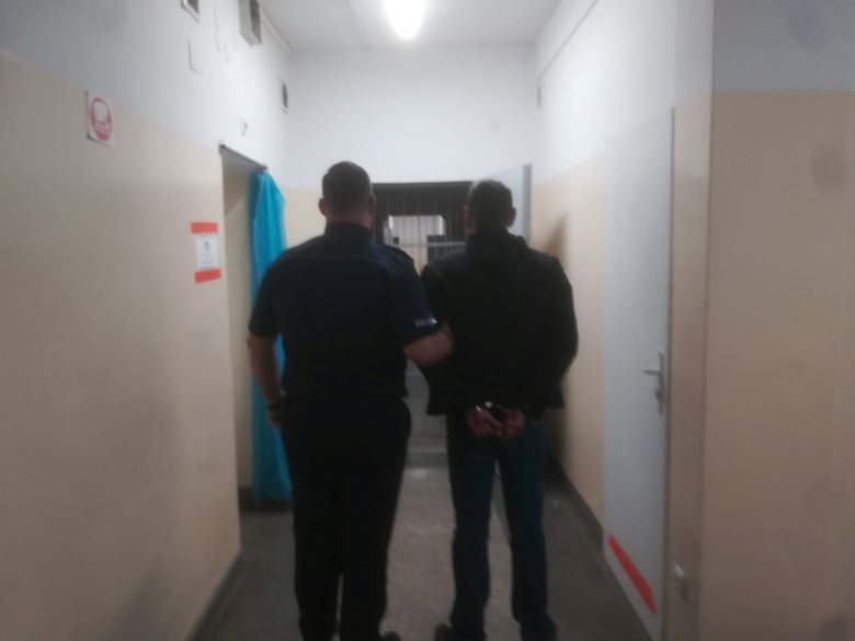 Sztum. Pijany ukradł alkohol i groził policjantom podczas interwencji.