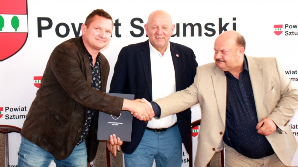 Sztum. Będą remonty dachów w powiecie – podpisano stosowne umowy.