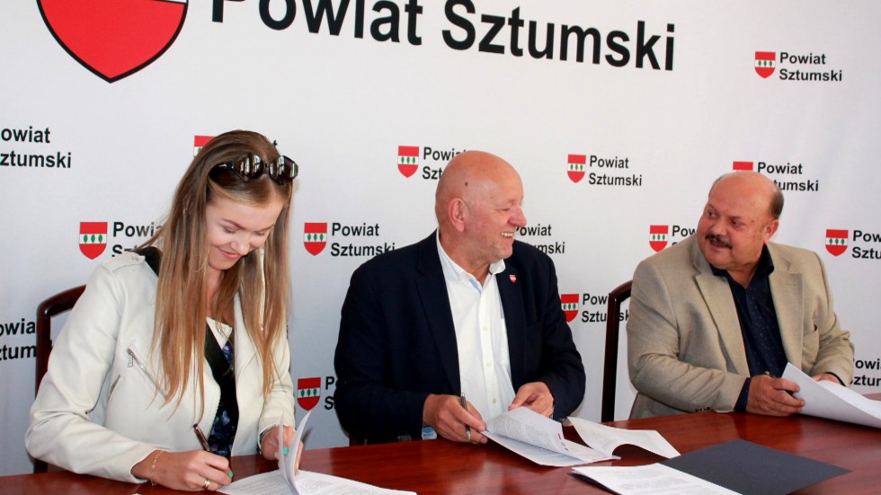 Sztum. Będą remonty dachów w powiecie – podpisano stosowne umowy.