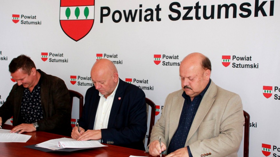 Sztum. Będą remonty dachów w powiecie – podpisano stosowne umowy.