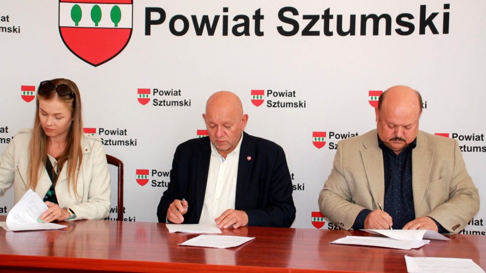 Sztum. Będą remonty dachów w powiecie – podpisano stosowne umowy.