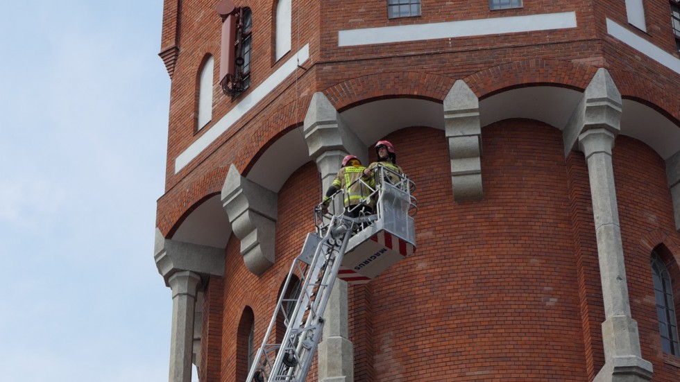 Malbork. Ćwiczenia strażaków na Wieży Ciśnień.