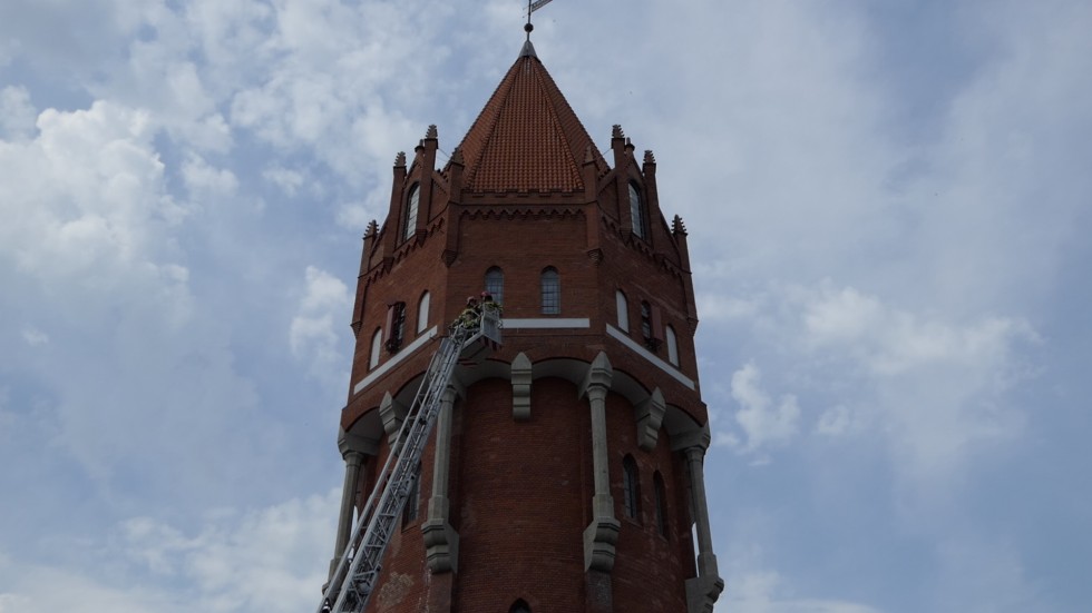 Malbork. Ćwiczenia strażaków na Wieży Ciśnień.